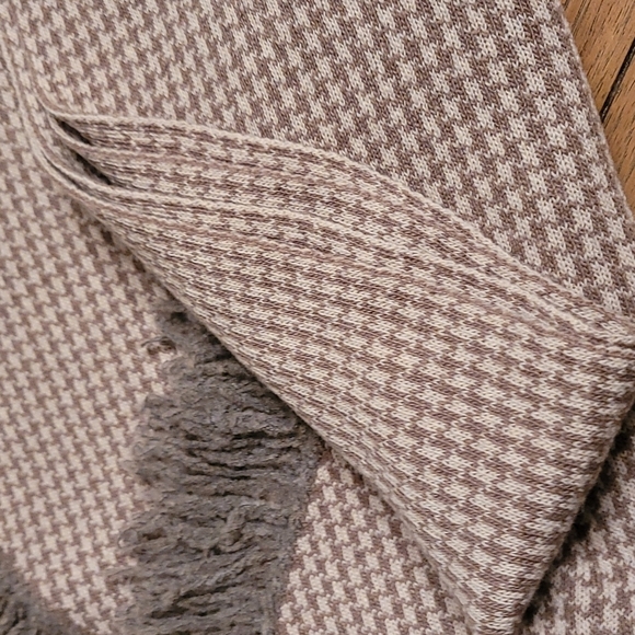 Curling Houndstooth Shawl ~ made in Italy Tan & Off White w/ grayish fringe - Picture 15 of 17